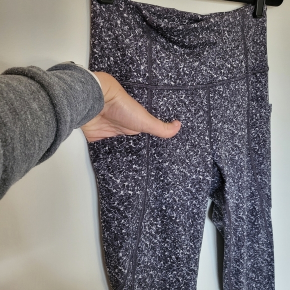 EUC Athleta Salutation Stash Pocket Tight Pebble Beach Legging Gray Small - Picture 5 of 15